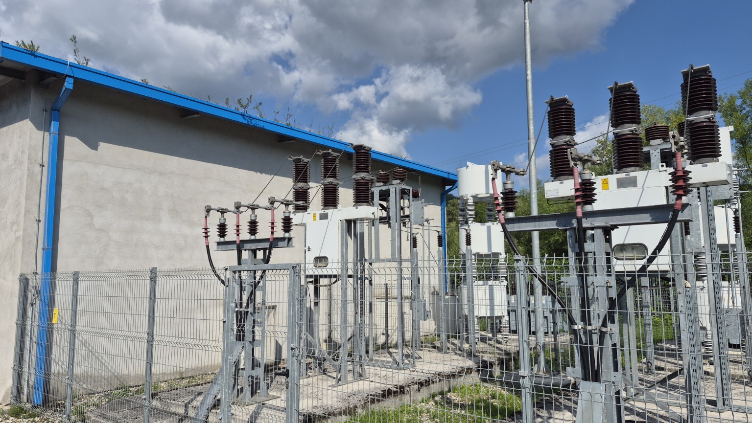 On-site high-voltage substation equipment